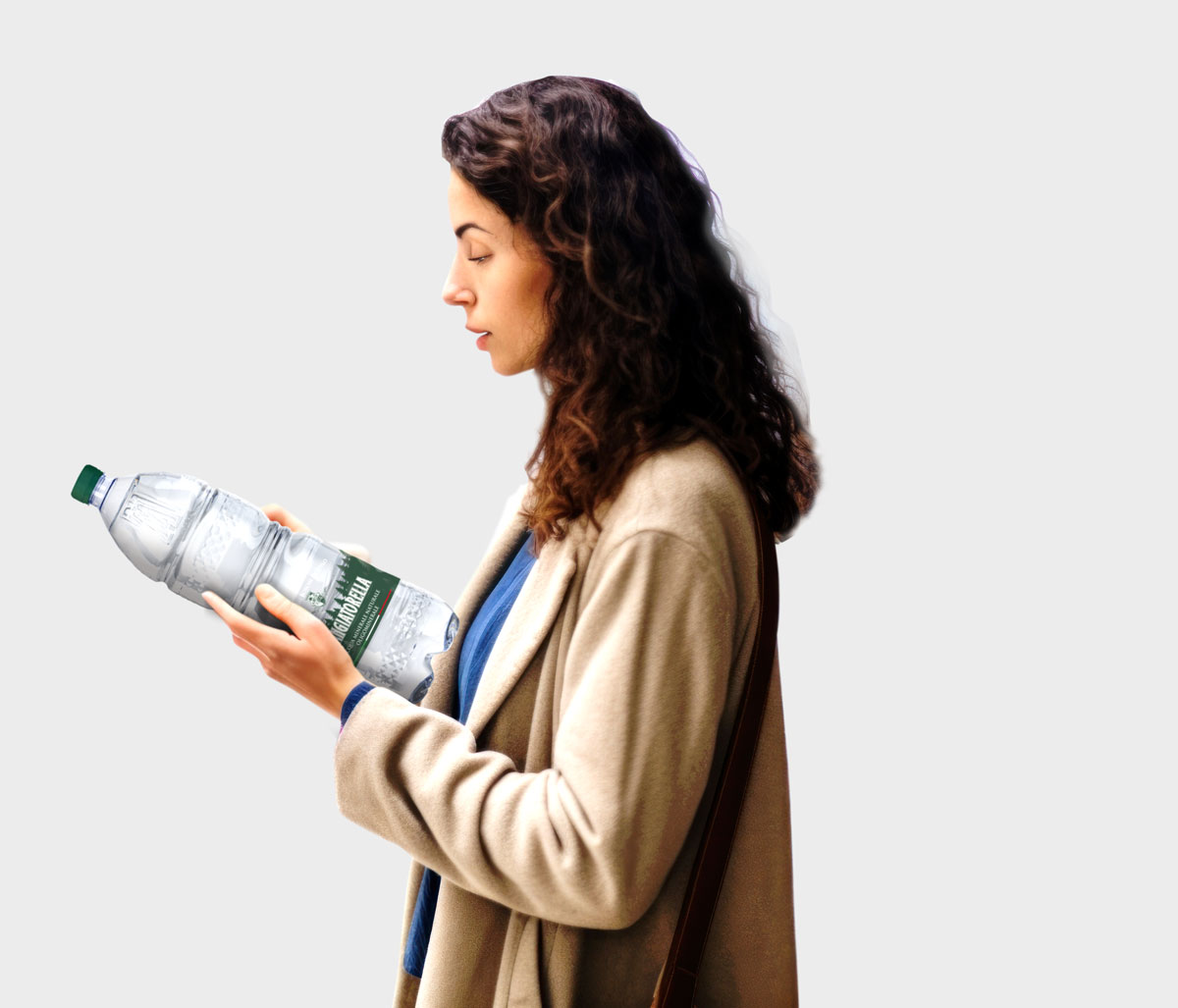 Donna con bottiglia di acqua Mangiatorella in mano